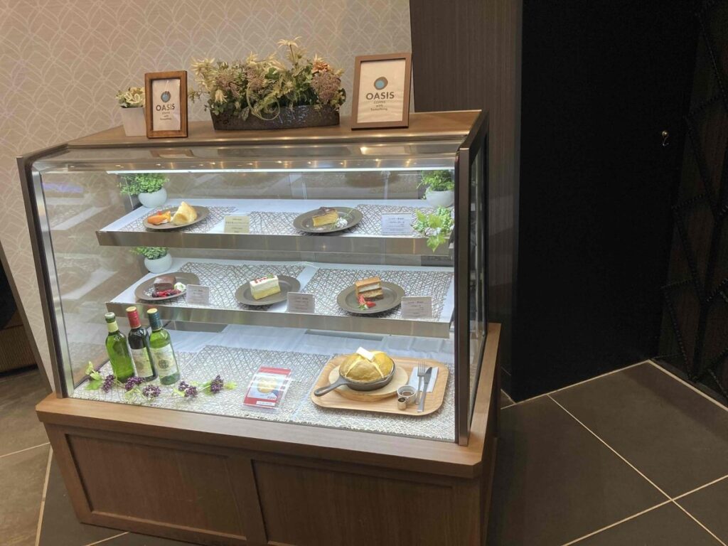 CAFE OASIS 神戸元町店入口のデザートショーケース