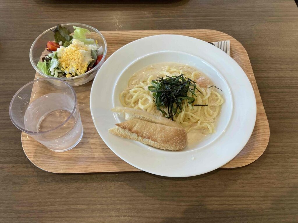 CAFE OASIS 神戸元町店の明太子パスタとサラダ・パン
