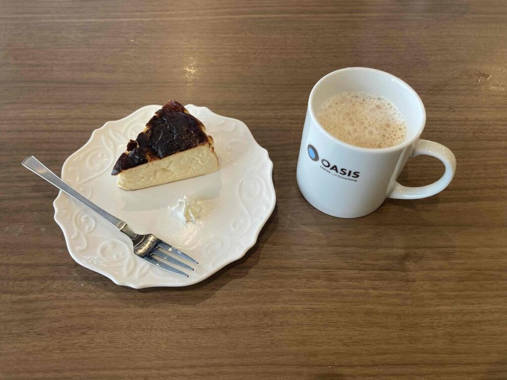 CAFE OASIS 神戸元町店のバスクチーズケーキとカフェオレ
